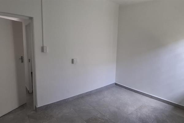 2 Units currently available in Gaylee, Blackheath. Recently renovated.&#160; 
Pictures ...