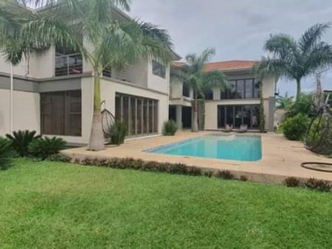 6 Bedroom House for Sale in Roma