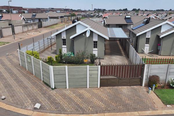 This gorgeous 50 sqm house with 2 bedrooms and 1.5 bathrooms is located in Sky City in Alberton, South of Johannesburg. The Suburb is situated in a very calm and friendly environment that keeps your family together in a superb ...