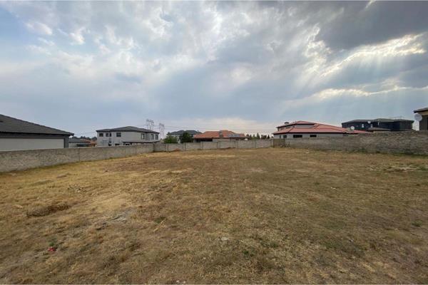 This 1121 sqm vacant land is located near the gate of the Eligwa Estate waiting for you to showcase your spectacular home.
Discover our ...