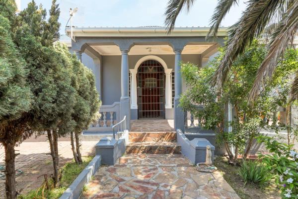 Exclusive Mandate with Quay1

Welcome to Vredehoek Avenue, a property that perfectly blends charm and potential in the heart of the ...