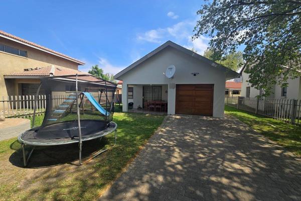 This neat and spacious unit is offering a fully fenced yard with remote access.
The tv room and dining room is open plan and leads tout to the private patio with front garden
The kitchen is neat and offers built-in cupboards.
The 2 bedrooms is a nice size and offers ...