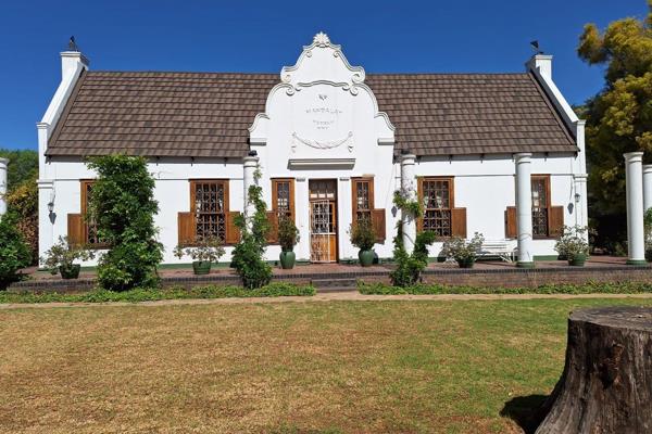 On offer is a beautiful and elegantly decorated Cape Dutch homestead which is situated in Brakpan&#39;s most sought after secure ...