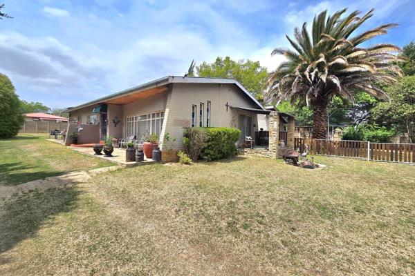 This neat and well kept family home is situated in Jordania and offers endless potential!!
The year is fully fenced.
The main house is offering a spacious tv room with tile flooring and fireplace.
The dining room is open plan with the kitchen
The kitchen is offering ...