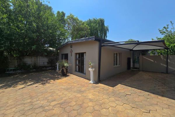 This neat unit is situated next to a family house however offering a private yard with built-in braai area.
The tv room and dining ...