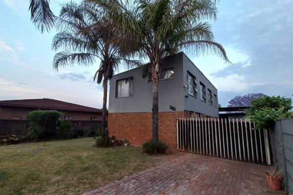 Welcome to this lovely double-storey family home in the desirable suburb of Daspoort!

The property offers a well-thought-out layout ...