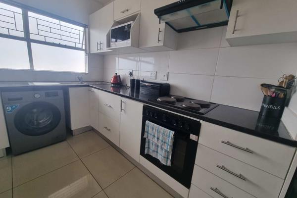 Centrally located close to Voortreker Rd,Shops,public transport etc.
This spacious apartment is in a well managed complex and is PET ...