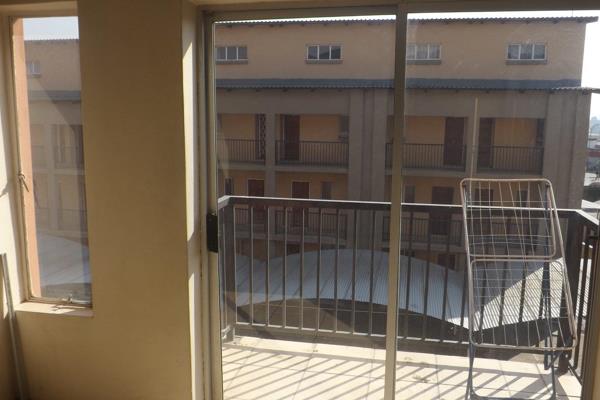 This is a one bedroom loft flat in evander.
This property is on 3rd floor, with one carport and secure parking for visitors. 

Water ...