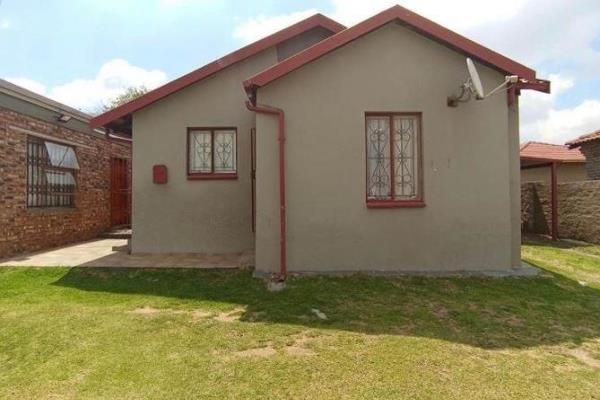 Main House consist of 3 spacious bedrooms, fully tiled for easy maintenance. 3 full  bathrooms tiled.  Cosy living space for family to ...