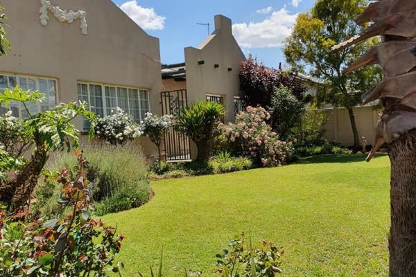 This spacious property in Strubenvale offers:
You can divert this property easily into 2 properties
It offers:
4 Spacious bedrooms with ...