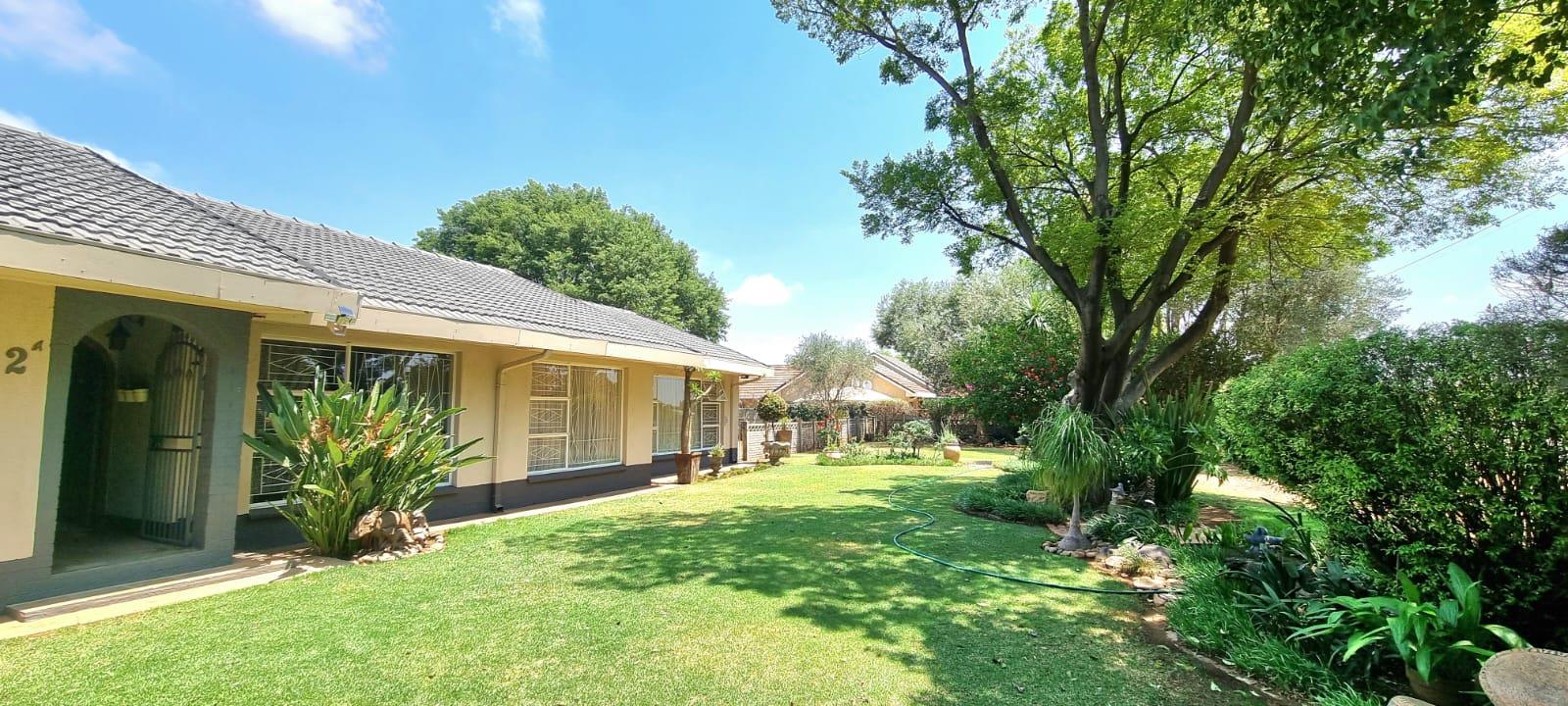 4 Bedroom House for sale in Lichtenburg - P24-115093397