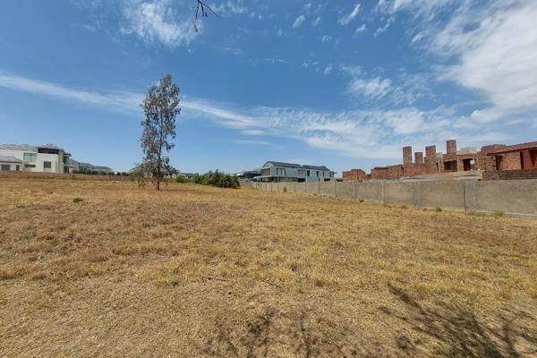 Unlock the potential of this expansive 5000 m&#178; residential plot, ideally located ...