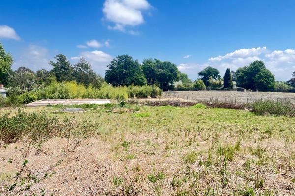 Manageable, gently sloping 2077sqm vacant land with views to the Drakensberg Mountains. ...