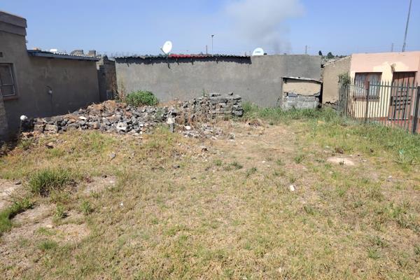 A vacant stand for sale in Jiyane , Tembisa.

Built your dream home on this vacant stand located in the desirable area of Jiyane ...