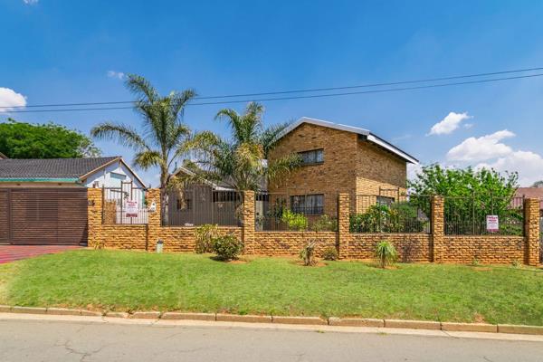 This 8-bedroom property in the heart of Mindalore, Krugersdorp, is what your big-sized family needs. The main house boasts 4 large ...