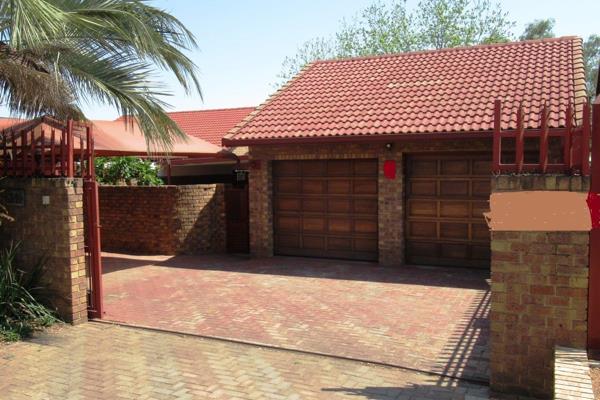 Spacious 3 bedroom face brick townhouse in Bronkhorstspruit CBD - well priced at R1 200 000.00.

3-Bedrooms with build-in ...