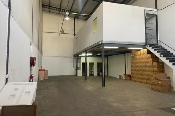 This spacious warehouse available for lease in a prime industrial area offers a total of 284 m&#178;, featuring 64 m&#178; of dedicated ...