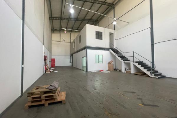 This spacious warehouse available for lease in a prime industrial area offers a total of 284 m&#178;, featuring 64 m&#178; of dedicated ...