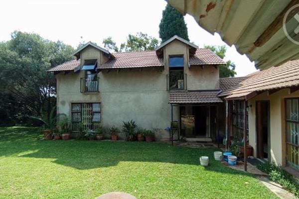 Enjoy this 5 bedroom house in the lovely neighbourhood of Bloubosrand.
This property features the following:
Rooms
5 Bedrooms
3 ...