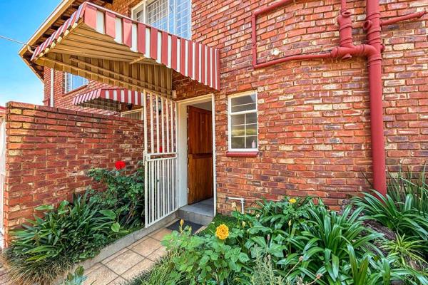 Discover this lovely duplex townhouse featuring 3 spacious bedrooms, all with built-in cupboards, and a well-appointed bathroom ...