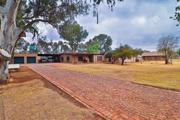 Don’t miss this opportunity to own a well-equipped smallholding (2141 Ha) in a prime location for family living or a business ...