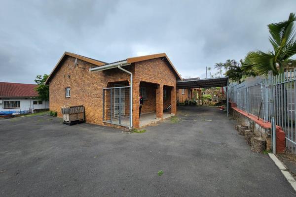 Spacious unit available in Motala Heights. 

Comprising of 2 bedrooms, 2 bathrooms (main en-suite), guest loo, massive lounge and ...