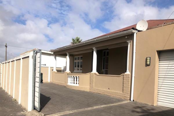 This neat home offers a spacious lounge, kitchen, entertainment area with built in braai, 3 bedrooms, 2 bathrooms, granny flat with ...