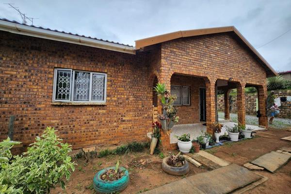 Spacious unit to rent in Motala Heights.

Comprising of 2 bedrooms, one bathroom (en-suite), fully fitted kitchen, dining area and ...