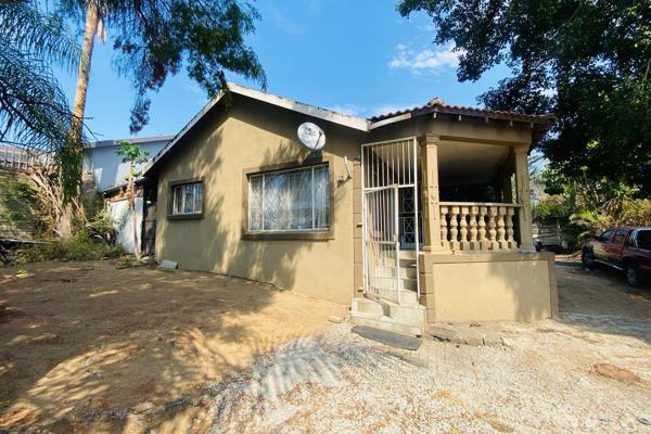 This 3-bedroom house in Valencia is brimming with potential and is waiting for the right owner to restore it to its full glory. Lounge ...