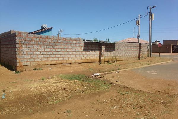 Vacant land in Palm ridge fully walled with water and electricity.