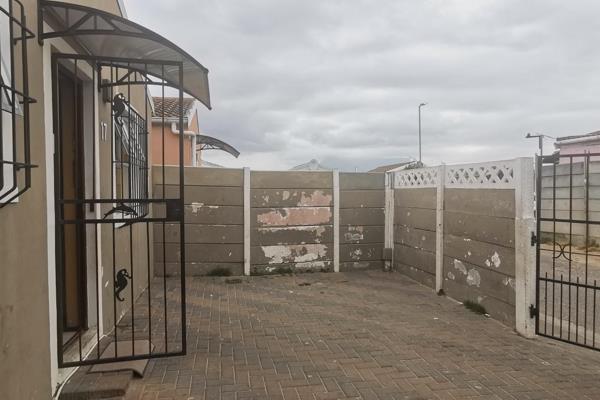 ,sole mandate...

Welcome to this beautifully home, perfect for a new family, nestled in the charming suburb of Phoenix in Milnerton. ...