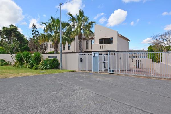 A blend of comfort and security, nestled in the heart of Flamingo Vlei. 
Fully enclosed, secure complex. 
Spacious downstairs living ...