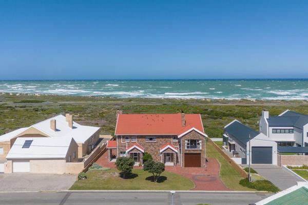 Exclusive Mandate: Welcome to your dream sanctuary in the enchanting coastal town of Struisbaai. This stunning double-storey home is ...