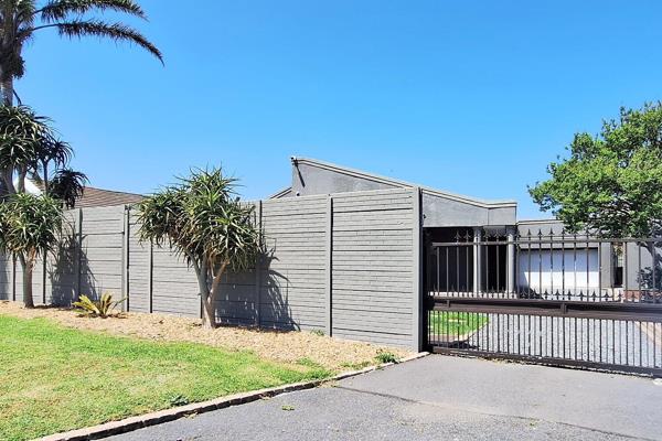 Exclusively marketed by De Vaudriel Properties
This generously sized home offers the following :
Bedrooms:
* 4 spacious bedrooms ...