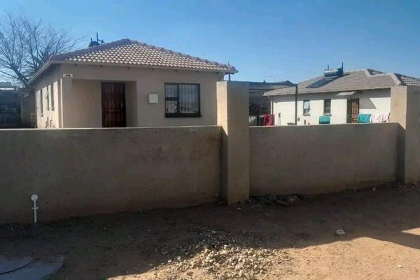 This beautiful full title house is up for sale in the sought after township of Delmore Park Boksburg.
Consisting of 3 bedrooms ...