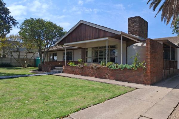 This charming 4-bedroom house in Humansdorp is situated on a large stand, offering both space and solid construction. Upon entering ...