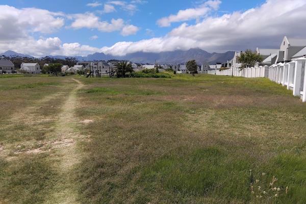 This 504 square meter plot on one of the most desired and valuable locations in Gordons Bay, has approved building plans already. Build ...