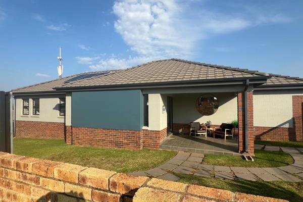 This is a top of the range 3 bedroom house with all the modern elements installend. It comes with an open plan fitted kitchen. An aisle ...