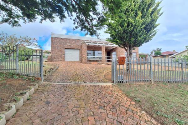 These 2 bedrooms north facing home is situated in Hartenbos Heuwels, one of the popular suburbs of Hartenbos. Well suited for holiday ...