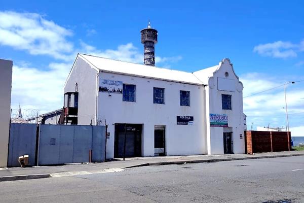 This Inderstrial property offers office space, a warehouse and workshop, as well as storage facilities.
The double storey office ...