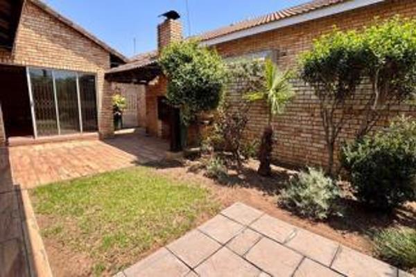 Situated in a prime area in the Vaal.  As you step into this thoughtfully designed townhouse you are greeted by an open plan-concept ...