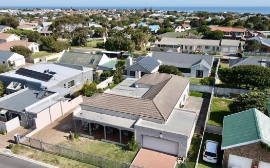 3 Bedroom House for sale in Sandbaai