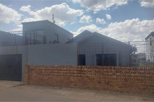 3 bedroom house in Protea Glen Ext 1.
* 3 bedrooms
* Lounge and Dining Area
* Fitted Kitchen
* 2 bathrooms
* Garage that can fit 3 ...