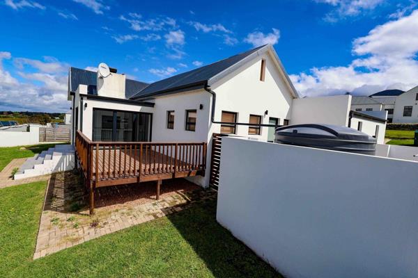 View and secure this lovely 3 bedroom home in popular Mont Fleur Mountain Estate. 

This home features a practical open plan lay-out ...