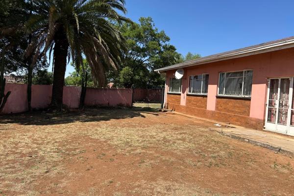 This property situated on a corner stand of 813m2 in Tedstoneville, offers you 3 spacious bedrooms, lounge, dining room, bathroom and ...