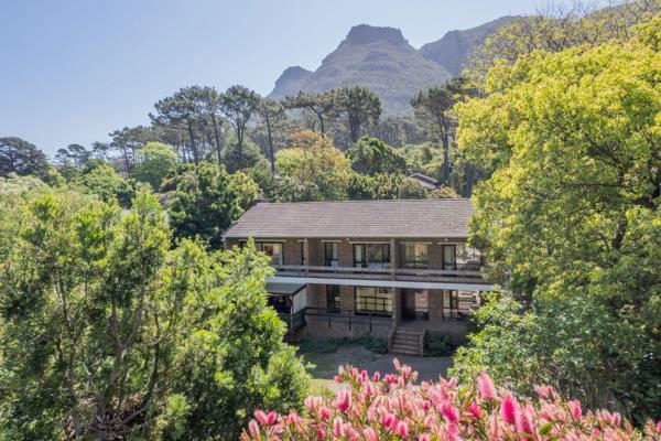 Surrounded by mountains and trees, this is your dream home nestled in the serene and picturesque and secure Longkloof Estate in Hout ...