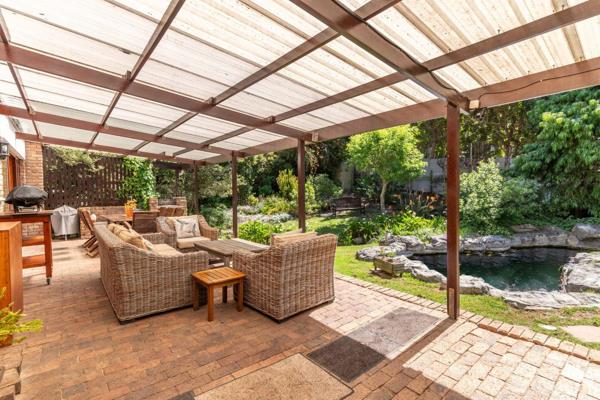 Surrounded by mountains and trees, this is your dream home nestled in the serene and picturesque and secure Longkloof Estate in Hout ...