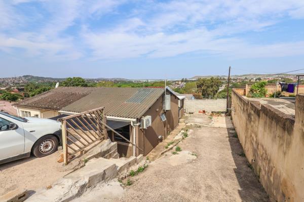 AFFORDABLE, MODERN 2-BEDROOM HOME IN SHASTRI PARK

This newly renovated gem is ideal for a small family or as a smart investment.

It offers:
• A stylish, cozy interior with modern textures and finishes
• An open-plan ...