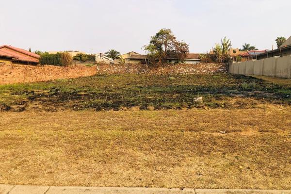 Discover a prime opportunity to invest or build yourself your dream home in a spacious 819 square meter vacant plot located in the ...