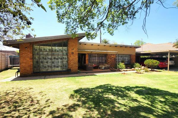 Priced to Sell Soon!! Home is on Huge 1190m2 Stand!!

This Spacious Home offers;
  *  Open Plan Lounge  - Tiled
  *  Dining Room ...